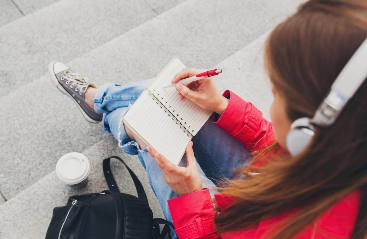 Interface de tableau de bord financier avec graphiques de performance et indicateurs KPI