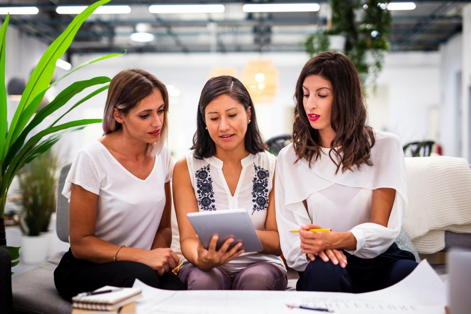 Bureau moderne avec analyses financières sur écran