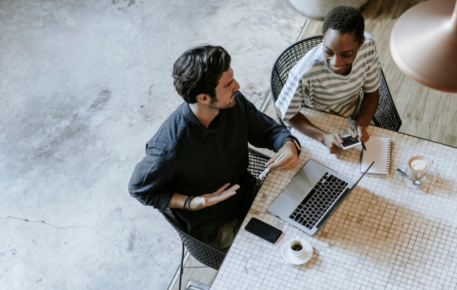 Processus d'analyse financière avec graphiques et données sur écrans multiples